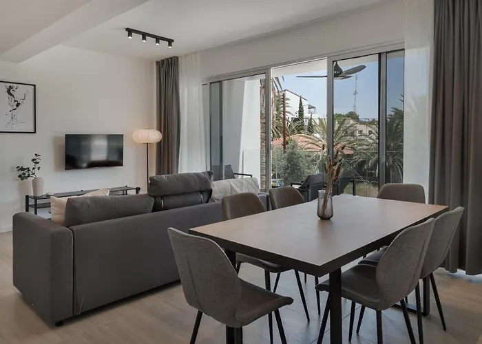 Phaedrus Living Travertine Residences 101 アパート